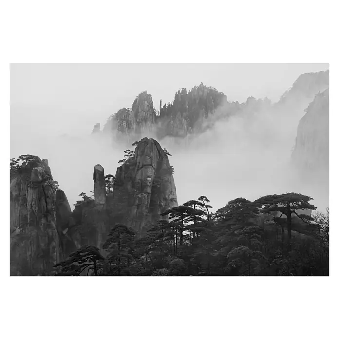 Papermoon Premium collection Fototapete Huangshan - B x H: 450 x 280 cm, Vlies - Mystische Berglandschaft mit schroffen Felsen, dichten Wäldern und Nebelschwaden, die eine ruhige und erhabene Atmosphäre schaffen.