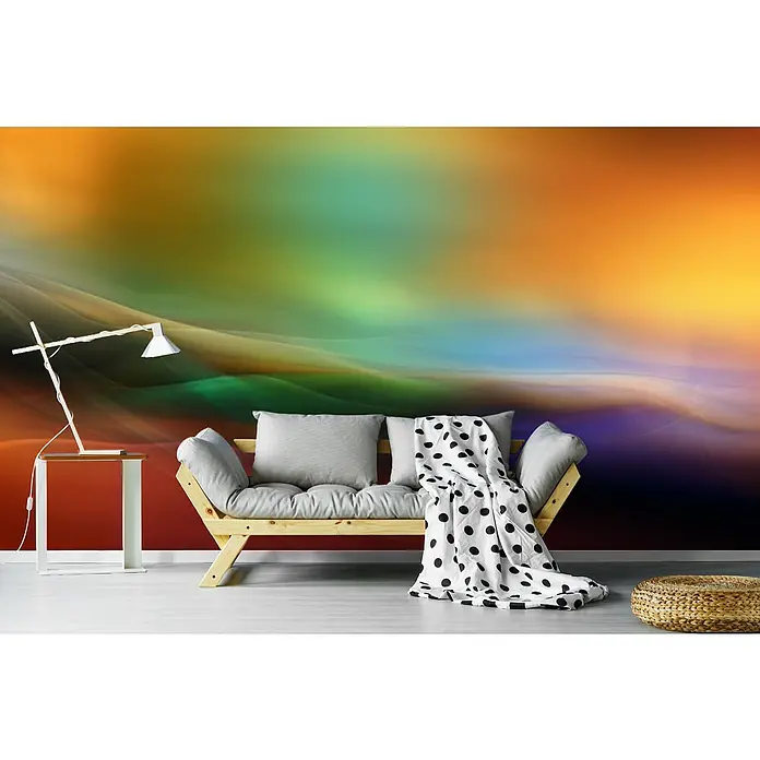 Papermoon Premium collection Fototapete Aquarelllinien - B x H: 250 x 186 cm, Vlies - Stilvolle Wohnzimmereinrichtung mit Sofa, Lampe und Pouf vor einer abstrakten Wandtapete.