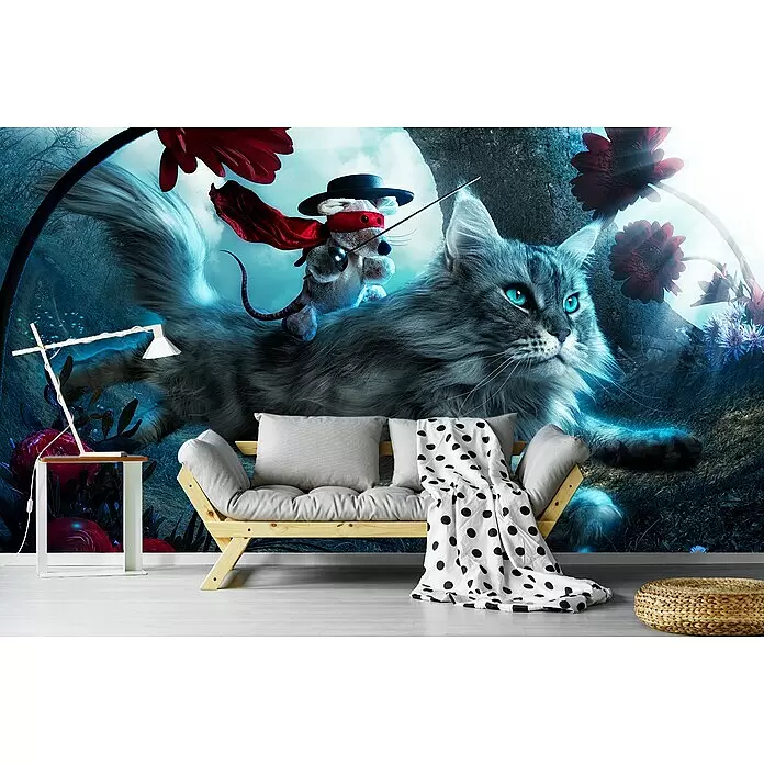 Papermoon Premium collection Fototapete Der Held - B x H: 450 x 280 cm, Vlies - Hölzernes Futon-Sofa mit grauen Kissen, eine weiße Lampe auf einem Beistelltisch und ein gewebter Hocker in einem Raum mit Fantasy-Wandbild.