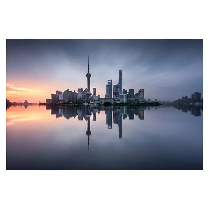 Papermoon Premium collection Fototapete Guten Morgen Shanghai - B x H: 250 x 186 cm, Vlies - Dämmerung in Shanghai: Skyline mit Oriental Pearl Tower, im ruhigen Wasser spiegelnd, unter farbigem Himmel.