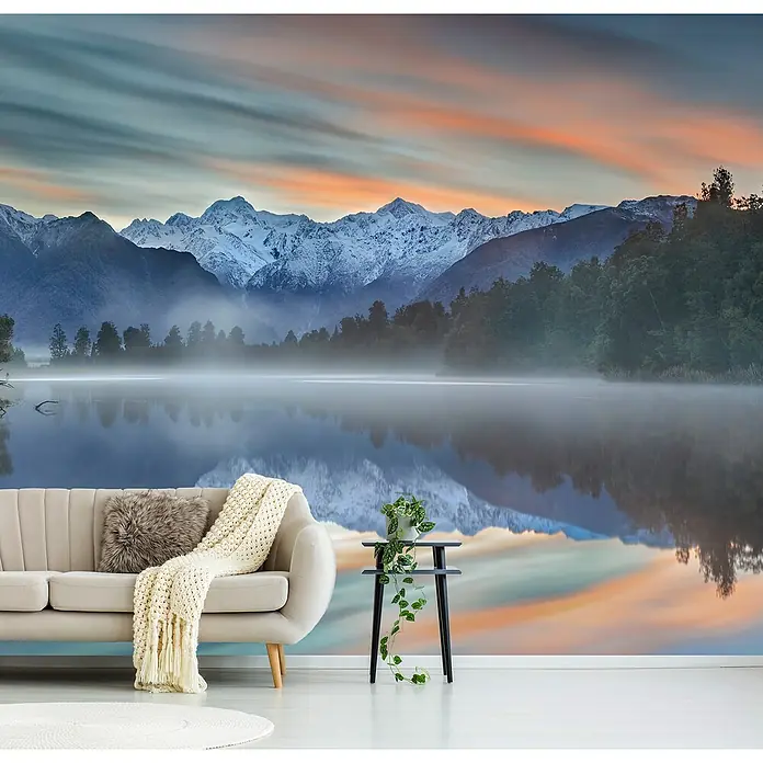 Papermoon Premium collection Fototapete Pastelltöne - B x H: 350 x 260 cm, Vlies - Das Wandbild zeigt eine ruhige See-Szene mit schneebedeckten Bergen bei Sonnenaufgang. Die friedliche Atmosphäre des Raumes wird dadurch betont.