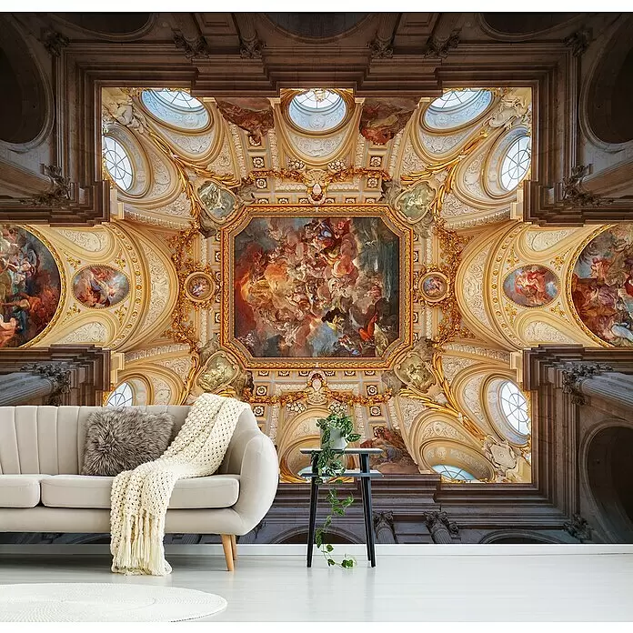 Papermoon Premium collection Fototapete Real - B x H: 250 x 186 cm, Vlies - Kunstvolle Deckenmalerei mit Fresken, Goldakzenten und klassischen Bildern bedeckt die Wand hinter einem beigen Sofa und Pflanzentisch.