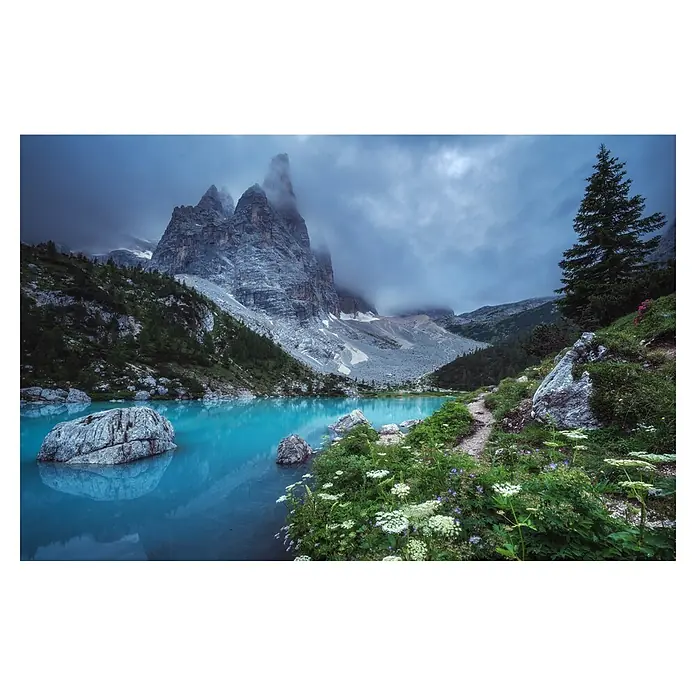 Papermoon Premium collection Fototapete Blaue Stunde des Lago di Sorapis Ventien - B x H: 350 x 260 cm, Vlies - Ein atemberaubender Bergsee mit türkisfarbenem Wasser und hoch aufragenden Gipfeln im Hintergrund, eingefangen bei dramatischem, bewölktem Wetter.