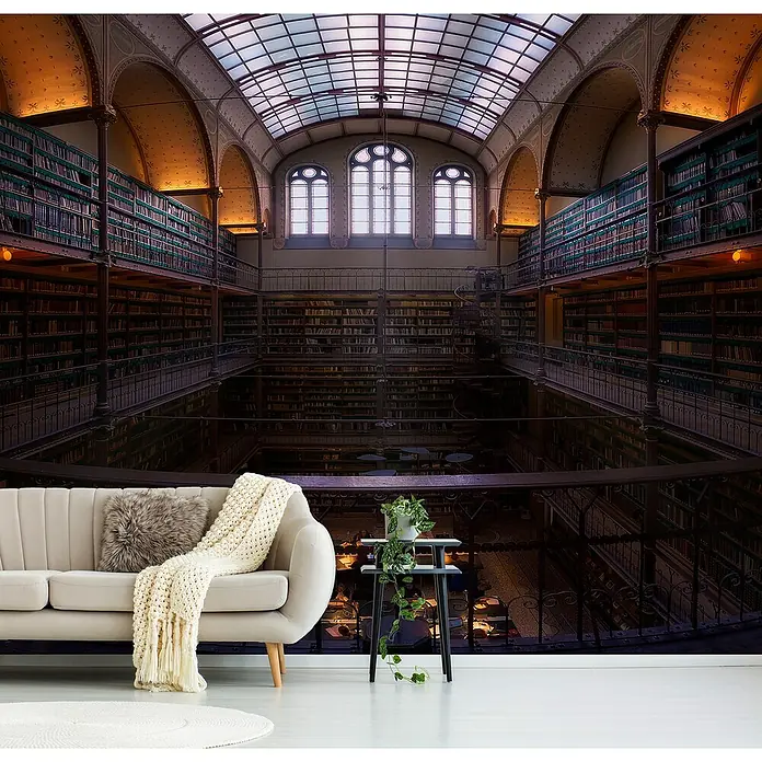 Papermoon Premium collection Fototapete Rijksmuseum Bibliothek - B x H: 400 x 260 cm, Vlies - Ein stilvolles Wohnzimmer mit einer eleganten Tapete, die eine prächtige Bibliothek darstellt.