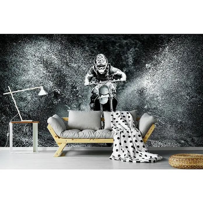 Papermoon Premium collection Fototapete Motorcross - B x H: 450 x 280 cm, Vlies - Stilvolles Wohnzimmer mit einem modernen Sofa, einer dekorativen Lampe und einem auffälligen Wandbild mit einem Motocross-Motiv.