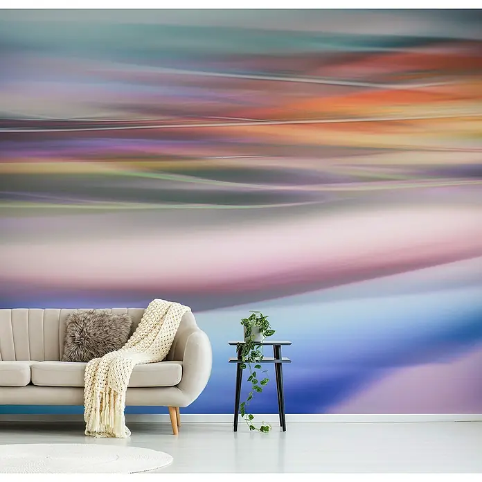 Papermoon Premium collection Fototapete Lichtspiel abstrakt - B x H: 500 x 280 cm, Vlies - Stilvolles Wohnzimmer mit einer modernen Couch, einem Beistelltisch und einer abstrakten Wandkunst.