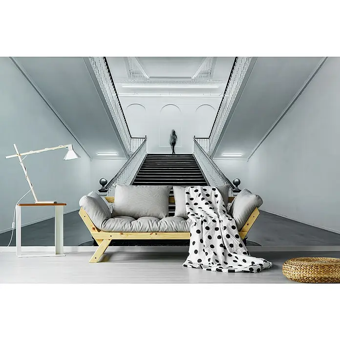 Papermoon Premium collection Fototapete Tabakalera - B x H: 450 x 280 cm, Vlies - Stilvolle Szene mit einem hellen Holzbettsofa, einer Tischlampe und einem runden Hocker, die eine gemütliche Atmosphäre schaffen.