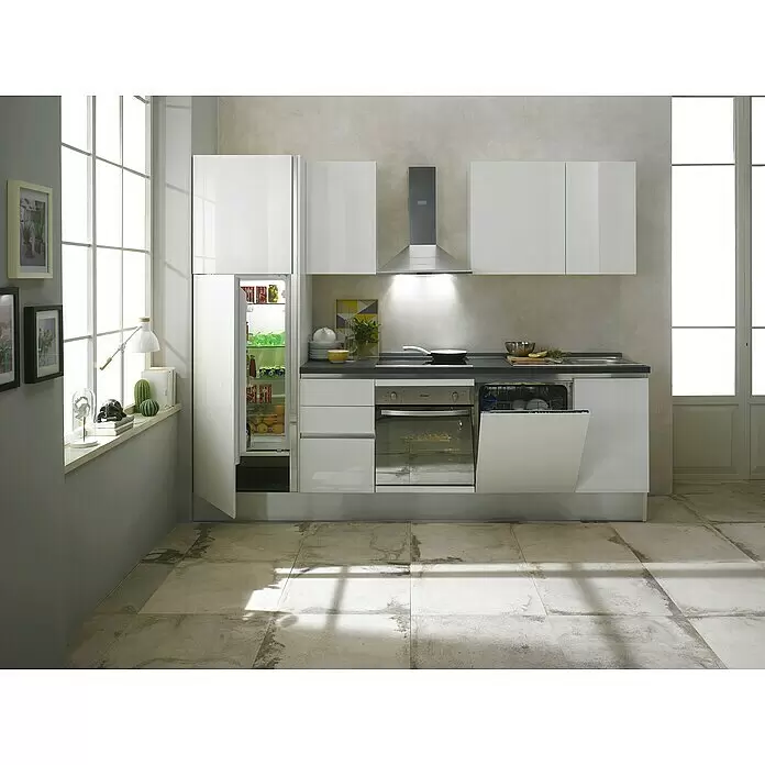 Marinelli Cucine Vormontierte Küchenzeile Giulia - Breite: 275 cm, Weiß, Mit Elektrogeräten, Dekor Arbeitsplatte: Steinoptik, Spüle rechts - Eine moderne, weiß glänzende Küche mit integrierten Geräten, inklusive offenem Kühlschrank und Geschirrspüler, in einem hellen Raum.