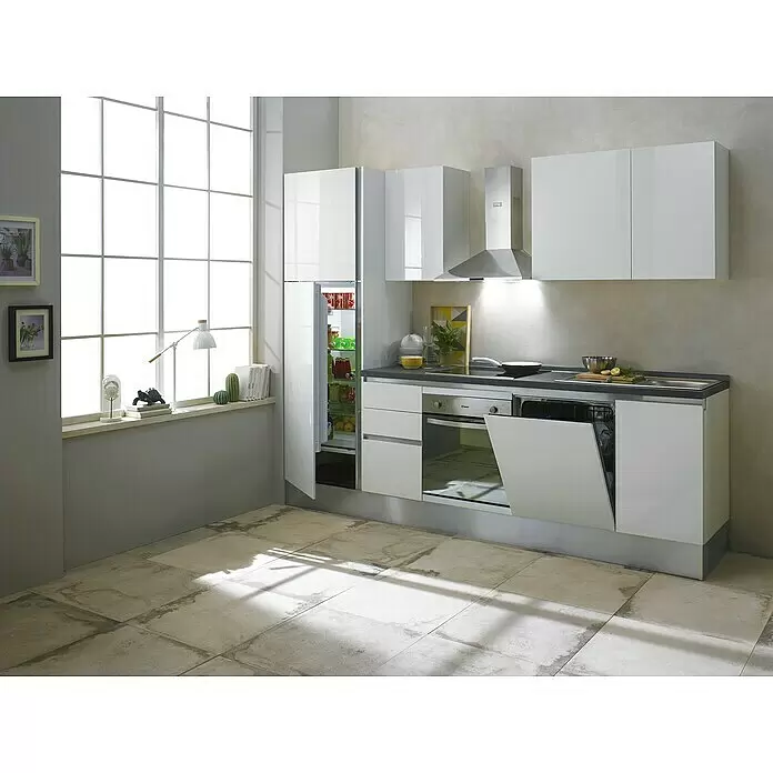 Marinelli Cucine Vormontierte Küchenzeile Giulia - Breite: 275 cm, Weiß, Mit Elektrogeräten, Dekor Arbeitsplatte: Steinoptik, Spüle rechts - Moderne weiße Küche mit Hochglanzschränken, dunkler Arbeitsplatte, offenem Kühlschrank, Backofen und Geschirrspüler, beleuchtet von einem großen Fenster.