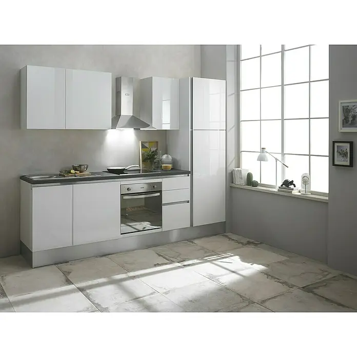 Marinelli Cucine Vormontierte Küchenzeile Giulia - Breite: 275 cm, Weiß, Mit Elektrogeräten, Dekor Arbeitsplatte: Steinoptik, Spüle links - Helle Küche mit weißen, glänzenden Schränken, Dunstabzugshaube und integriertem Ofen unter einer grauen Arbeitsplatte. Natürliches Licht durchflutet den Raum.