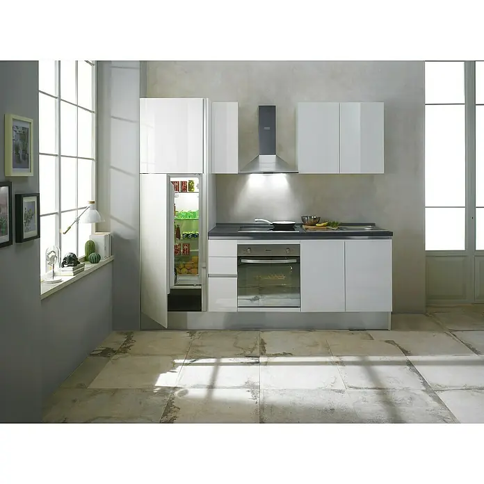 Marinelli Cucine Vormontierte Küchenzeile Giulia - Breite: 245 cm, Weiß, Mit Elektrogeräten, Dekor Arbeitsplatte: Steinoptik, Spüle rechts - Helle Küche mit modernen, weißen Schränken, einer Dunstabzugshaube und einem offenen Kühlschrank mit Lebensmitteln. Das Küchenambiente ist stilvoll.