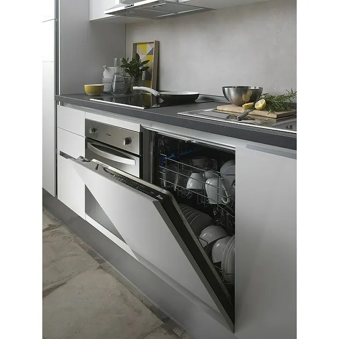 Marinelli Cucine Vormontierte Küchenzeile Giulia - Breite: 275 cm, Weiß, Mit Elektrogeräten, Dekor Arbeitsplatte: Steinoptik, Spüle rechts - Offener Geschirrspüler in einer modernen Küche mit Geschirr im Inneren.