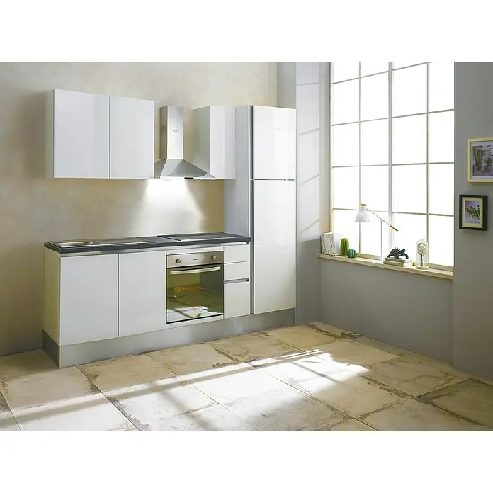 Marinelli Cucine Vormontierte Küchenzeile Giulia - Breite: 245 cm, Weiß, Mit Elektrogeräten, Dekor Arbeitsplatte: Steinoptik, Spüle links - Elegante Küche mit weißen Hochglanzfronten, Dunstabzugshaube und Einbaubackofen, die ein modernes und stilvolles Ambiente schafft.