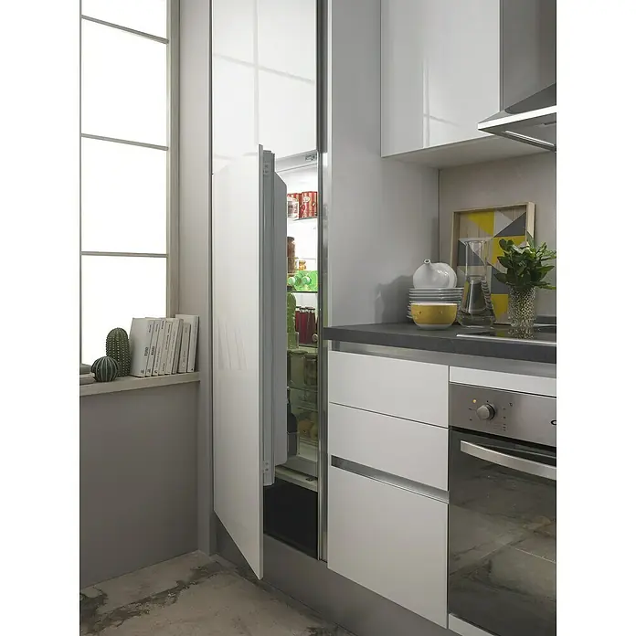 Marinelli Cucine Vormontierte Küchenzeile Giulia - Breite: 275 cm, Weiß, Mit Elektrogeräten, Dekor Arbeitsplatte: Steinoptik, Spüle rechts - Aufnahme eines modernen Kühlshrankes in einer Küche mit weißen Möbeln. Der Kühlschrank ist leicht geöffnet.
