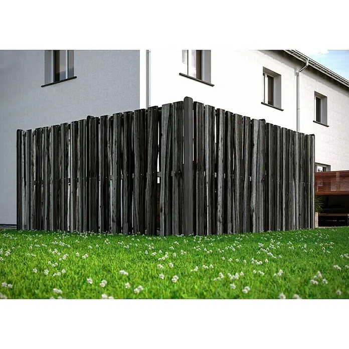 T & J Pfosten - 9 x 9 x 210 cm, Grün, Abgerundeter Pfostenkopf - Eine Ansicht eines Holzgartenzauns mit frischem grünen Gras und kleinen weißen Blumen im Vordergrund eines modernen Hauses.