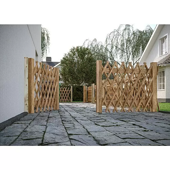 T & J Jägerzaun - 250 x 120 cm, Holz - Zwei erweiterbare Gartentore aus Naturholz öffnen sich auf einer gepflasterten Einfahrt.