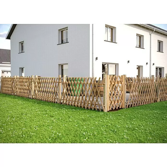 T & J Jägerzaun - 250 x 120 cm, Holz - Ausziehbarer Holzzaun aus Gittergeflecht als Gartenabgrenzung vor einem Haus.