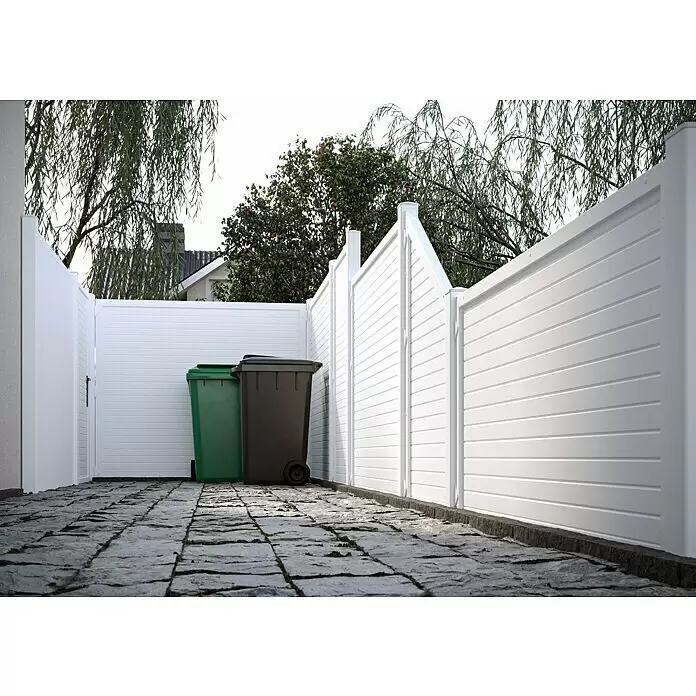T & J Lightline Sichtschutzelement Ecke - 90 x 150 cm, Abgeschrägt, Weiß - Weißes Sichtschutzsystem umschließt einen Bereich mit zwei Mülltonnen auf gepflastertem Boden zur ästhetischen Abschirmung.