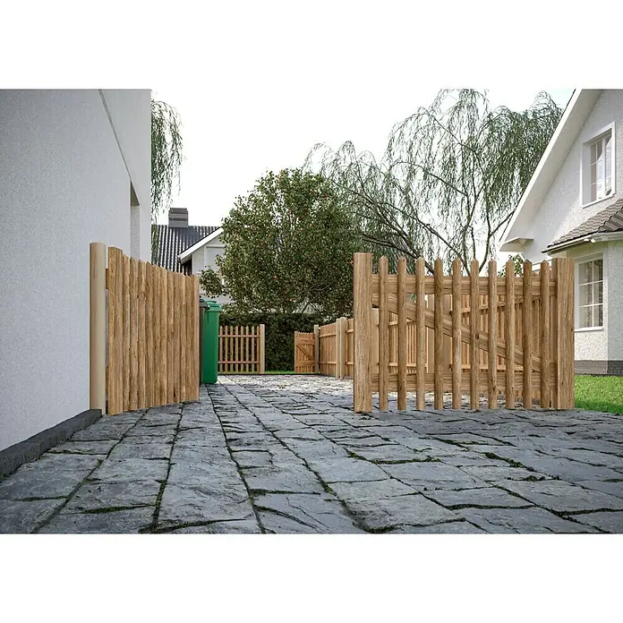 T & J Zauntor - 100 x 80 cm, Holz - Eine Nahaufnahme eines rustikalen Holzzauns, der einen gepflasterten Weg säumt, der zu einem Haus führt. Die natürliche Holzmaserung wird hervorgehoben.