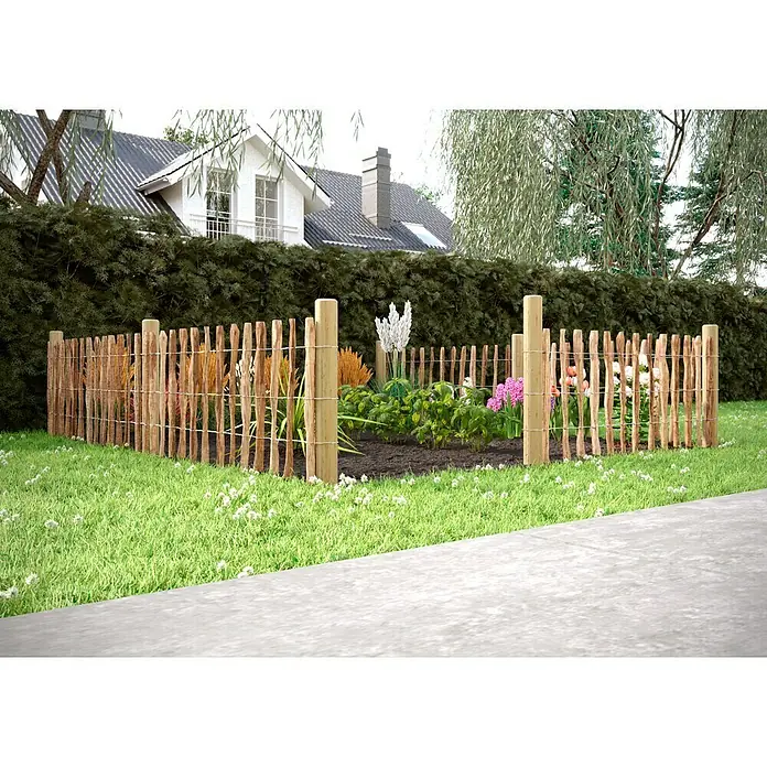 T & J Staketen Rollzaun Rollo 4-8 cmB x H: 1.000 x 60 cm, Holz - Ein rustikaler Gartenzaun aus Holz umrandet ein Blumenbeet, perfekt für eine natürliche Gartengestaltung und zum Schutz der Pflanzen.