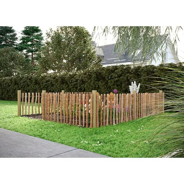 T & J Staketen Rollzaun Rollo 4 cm - B x H: 1.000 x 60 cm, Holz - Nahaufnahme eines dekorativen Gartenzauns aus Holz, der ein kleines Blumenbeet in einem gepflegten Garten umgibt.