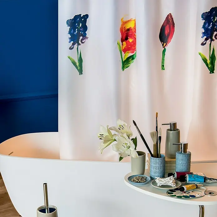 Spirella Cortina de baño Mano - An x Al: 180 x 200 cm, Multicolor - Esta imagen muestra un elegante espacio de baño con una bañera blanca y una cortina de ducha con diseño floral.