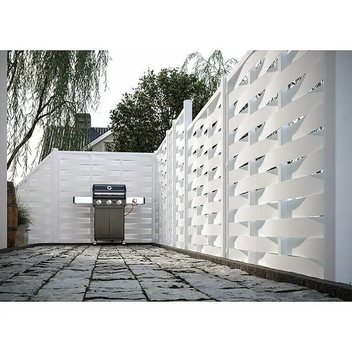 T & J Lightline Sichtschutzelement Lamellen - 180 x 180 cm, Weiß - Grillplatz mit stilvollem Gasgrill vor einem modernen, weißen Zaun, der für Privatsphäre und ein gepflegtes Ambiente sorgt.