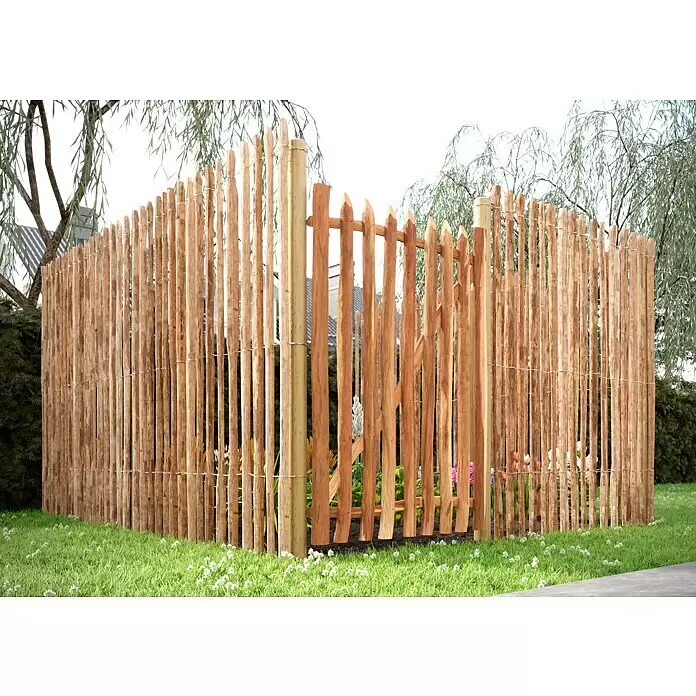T & J Pfosten - 8 x 8 x 175 cm, Passend für: Jäger- und Staketenzaun, Braun - Ein rustikaler Holzzaun mit passendem Tor umschließt einen grünen Garten und zeigt seinen natürlichen Charme und seine Funktion.