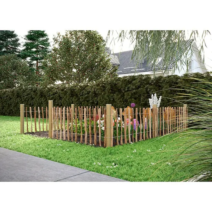 T & J Staketen Rollzaun Rollo 4-8 cmB x H: 1.000 x 60 cm, Holz - Dekorativer Holzzaun umgibt einen bunten Blumengarten und sorgt für einen rustikalen Charme im gepflegten Gartenbereich.