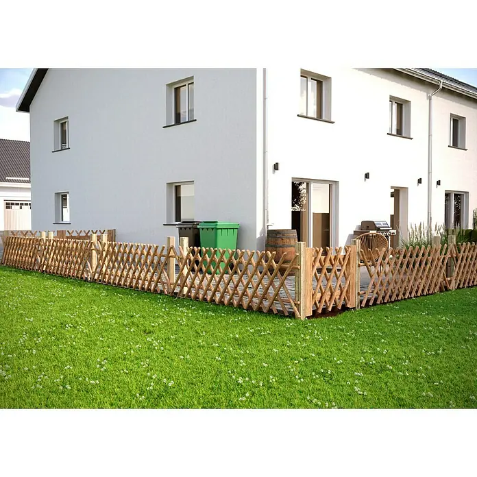 T & J Jägerzaun-Gartentor Doppel - 300 x 80 cm, Ohne Beschläge, Holz, Braun - Ein Holzzaun umgibt ein Haus mit gepflegtem Rasen. Der Zaun bietet eine charmante Abgrenzung des Gartens.