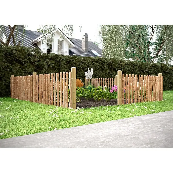 T & J Staketen Rollzaun Rollo 4 cm - B x H: 1.000 x 60 cm, Holz - Ein rustikaler Holzzaun umschließt einen bunten Blumengarten vor einem Haus, der Charme und Natürlichkeit ausstrahlt.