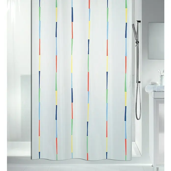 Spirella Cortina de baño Dario - An x Al: 180 x 200 cm, Multicolor - Escena de baño con una cortina de ducha blanca adornada con rayas verticales de colores y un accesorio de ducha al fondo.