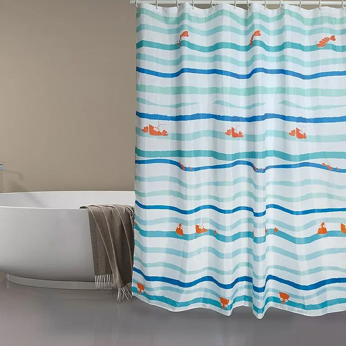 Venus Cortina de baño Deep Ocean - An x Al: 180 x 200 cm, Plástico, Azul/Naranja - Vista del baño con cortina de ducha a rayas con estampado de cangrejos y bañera con toalla.