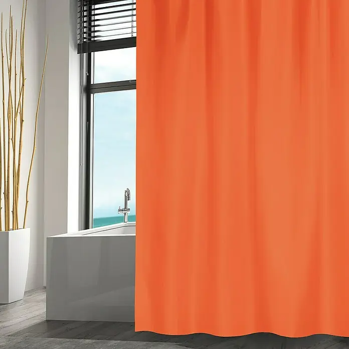 Venus Cortina de baño Orange - An x Al: 180 x 200 cm, Plástico, Naranja - Vista de una vibrante cortina de ducha naranja, que complementa una moderna área de baño con ventana, bañera y decoración.