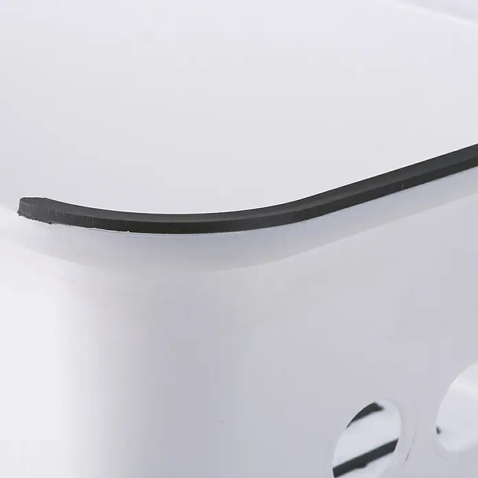 Escalón para baño - Altura: 24,5 cm, Blanco - Primer plano de una cesta blanca para utensilios de cocina con borde negro para un agarre antideslizante. Ideal para organizar tu cocina.