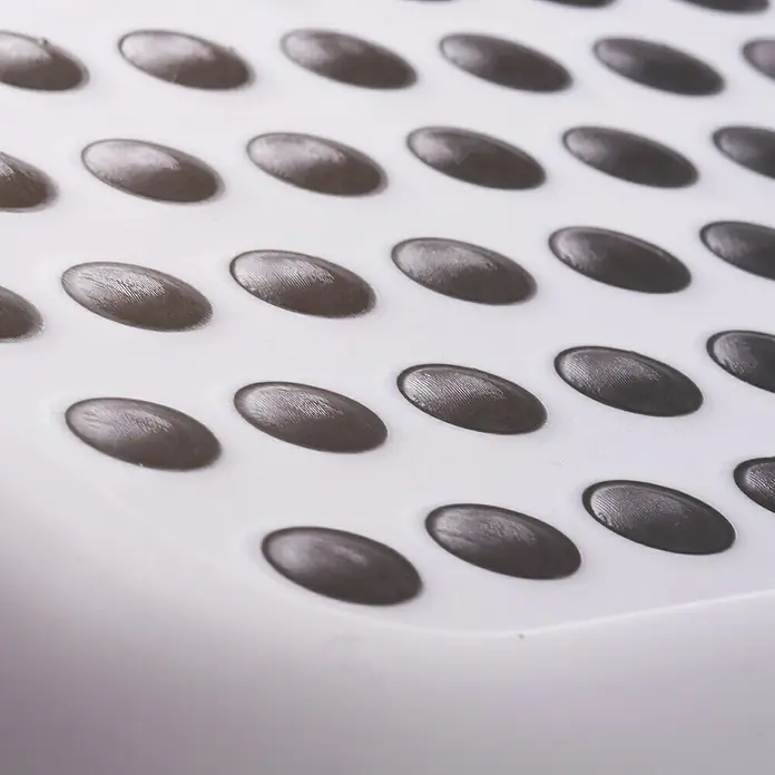Escalón para baño - Altura: 24,5 cm, Blanco - Primer plano de una superficie de paso antideslizante con pomos ovalados para una pisada segura. Ideal para baño o cocina.