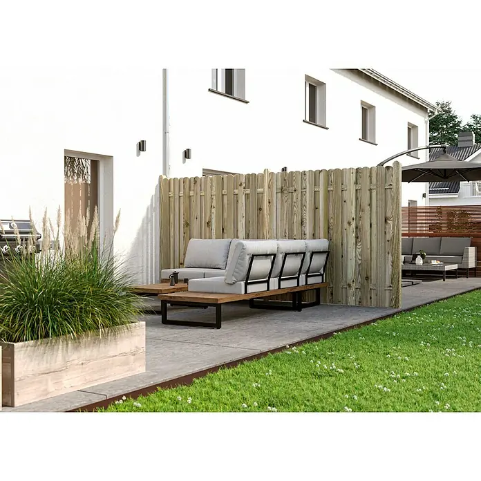 T & J Sichtschutzelement Lieke - B x H: 180 x 180 cm, Gerade, Braun - Ein einladender Außenbereich mit einem stilvollen Lounge-Set, das durch einen Holzzaun Privatsphäre bietet und mit einer üppigen Pflanzbox dekoriert ist.