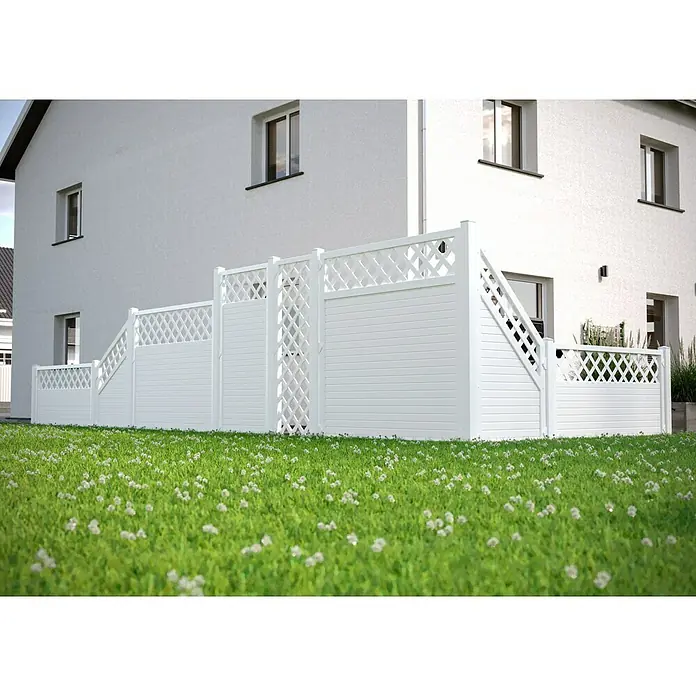 T & J Lightline Sichtschutzelement - 90 x 180 cm, Mit Rankgitter, Weiß, Abschlusselement - Aufnahme einer modernen, weißen Gartenzaun-Installation, die Privatsphäre und Stil in einem Wohngebiet bietet.