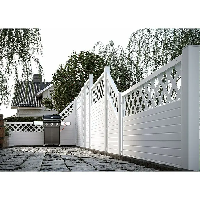 T & J Lightline Sichtschutzelement - 90 x 180 cm, Mit Rankgitter, Weiß, Abschlusselement - Gartenszene mit stilvollem, schwarzem Grill vor einem weißen Zaun. Perfekt für entspannte Grillabende im heimischen Garten.