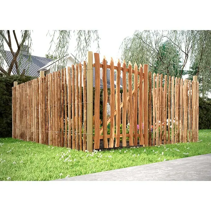 T & J Staketen Rollzaun Rollo 4 cm - B x H: 1.000 x 120 cm, Holz - Ein rustikaler Holzzaun mit Tor umgibt einen blühenden Garten, eingefasst von grünem Rasen und einem angrenzenden Gehweg.