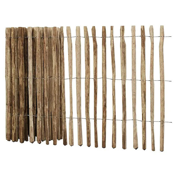 T & J Staketen Rollzaun Rollo 4 cm - B x H: 1.000 x 120 cm, Holz - Detailaufnahme eines rustikalen Holzzauns, der mit Draht zusammengehalten wird und eine natürliche Optik für den Garten bietet.