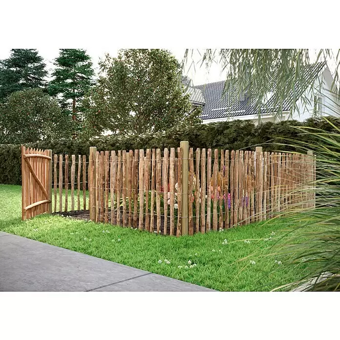 T & J Staketen Rollzaun Rollo 4 cm - B x H: 1.000 x 90 cm, Holz - Rustikaler Holzzaun umschließt ein Blumenbeet im Garten, mit einem kleinen Tor.