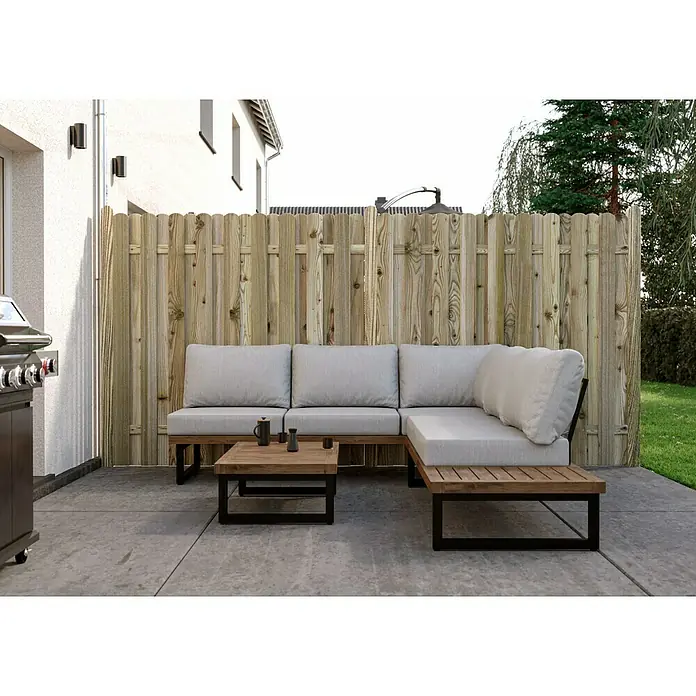 T & J Sichtschutzelement Lieke - B x H: 180 x 180 cm, Gerade, Braun - Einladende Gartensitzgruppe mit grauem Ecksofa und Holztisch auf einer Terrasse, ideal zum Entspannen im Freien.
