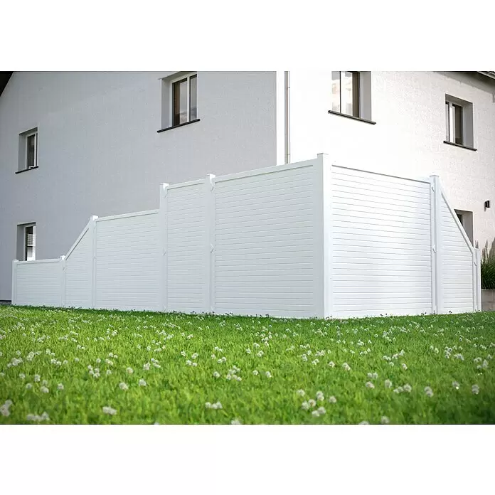 T & J Lightline Sichtschutzelement - 180 x 180 cm, Weiß - Weißer Sichtschutzzaun aus horizontalen Lamellen, neben einem hellen Haus mit grünem Gras.