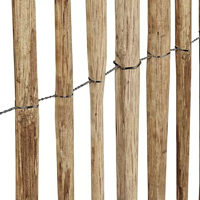 T & J Staketen Rollzaun Rollo 4 cm - B x H: 1.000 x 120 cm, Holz - Nahaufnahme eines rustikalen Holzzauns aus natürlichen Holzlatten, horizontal durch gedrehten Metalldraht zusammengehalten.