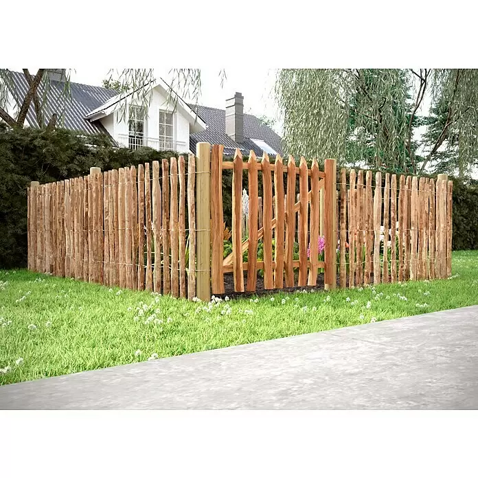 T & J Staketen Rollzaun Rollo 4 cm - B x H: 1.000 x 90 cm, Holz - Naturholz-Staketenzaun mit integriertem Tor, um einen Gartenbereich vor einem Haus.