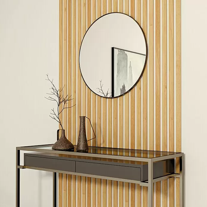 b!design Wandpaneel Wall Smart - Eiche Hellbraun, 2.500 x 35 x 9 mm - Moderner Konsolentisch mit goldfarbenem Rahmen, Glasplatte und dunkelgrauen Schubladen, mit rundem Spiegel und Vasen an einer Holzlamellenwand.