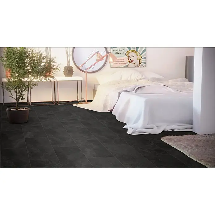 b!design Vinylbodenmuster SPC Portofino - 280 x 160 x 5 mm, Steinoptik - Elegantes Schlafzimmer mit dunklem Vinylboden in Schieferoptik. Der Boden verleiht dem Raum eine moderne und stilvolle Atmosphäre.