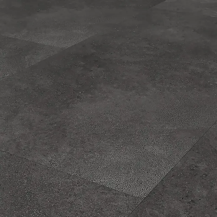 b!design Vinylbodenmuster SPC Portofino - 280 x 160 x 5 mm, Steinoptik - Nahaufnahme des Bodens mit dunklen, quadratischen Fliesen, die eine robuste und moderne Oberfläche zeigen.