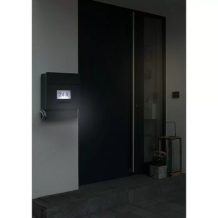 Portaferm Wandbriefkasten Quintus Solar - L x B x H: 14,5 x 39,5 x 48 cm, Anthrazitgrau, Stahl, Zeitungsfach - Dunkelgrauer Briefkasten mit beleuchteter Hausnummer "24 A" an einer Wand neben einer Haustür.